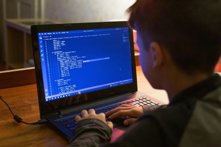 Ali je vredno vlagati v zgodnje učenje programiranja otrok in mladih?